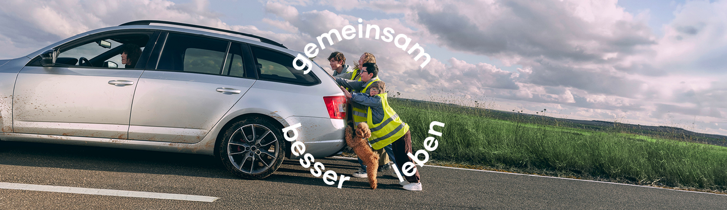 Familie schiebt Auto 