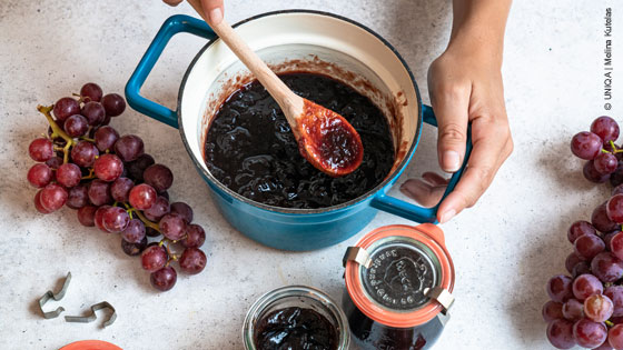Trauben werden zu Gelee gekocht