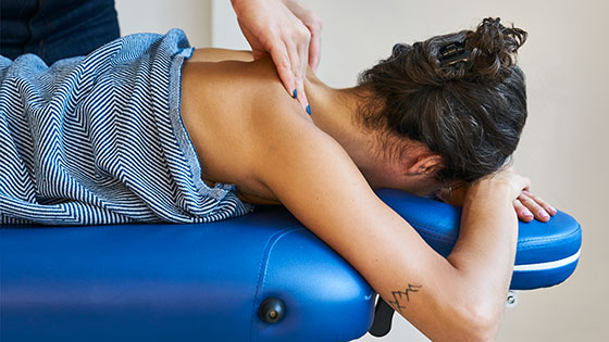 Frau auf Massageliege