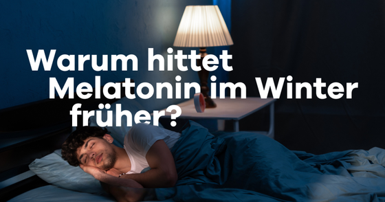Paar liegt gemeinsam im Winter im Bett