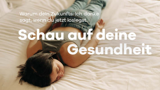 Frau liegt am Bett