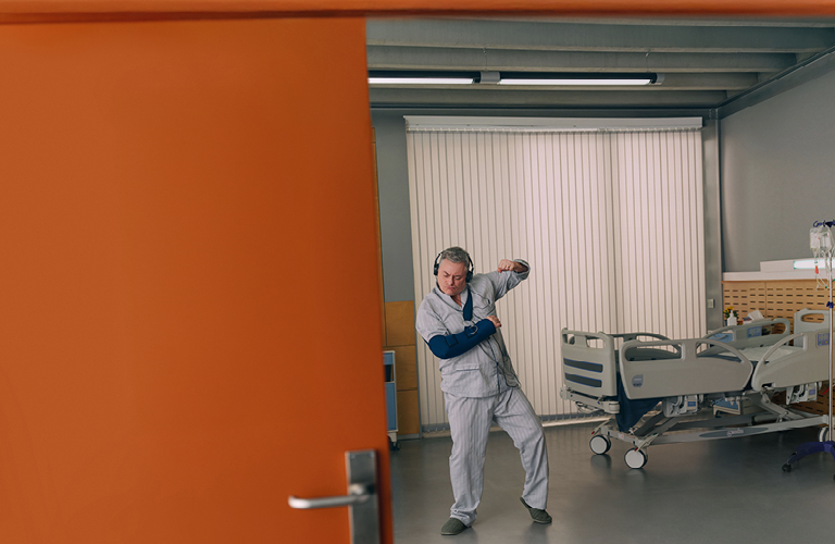 Tanzende Ärztin und Patient 