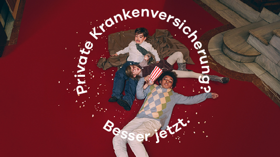 Am Boden liegende Kinder