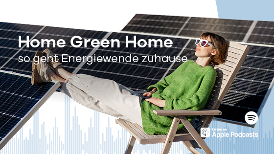 Junge Frau sonnt sich in Mitten von Solaranlagen.