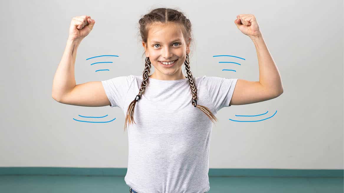 Mädchen zeigt ihre Oberarm-Muskeln