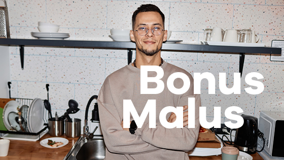 Junger Mann lächelt selbstbewusst die in Kamera.