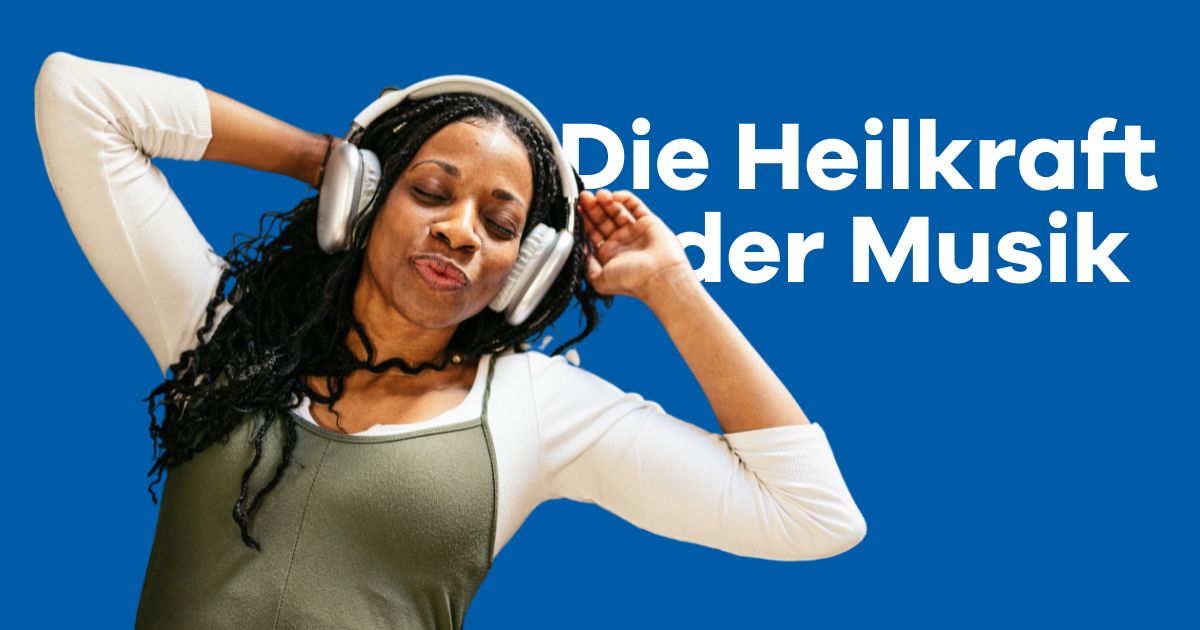 Eine Frau liegt am Boden und hört Musik über ihre Kopfhörer.
