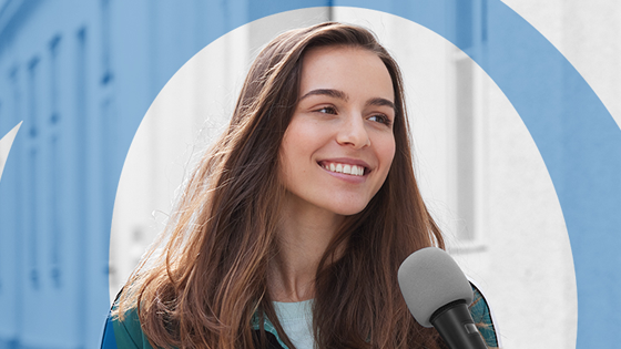 junge Frau mit Mikrofon