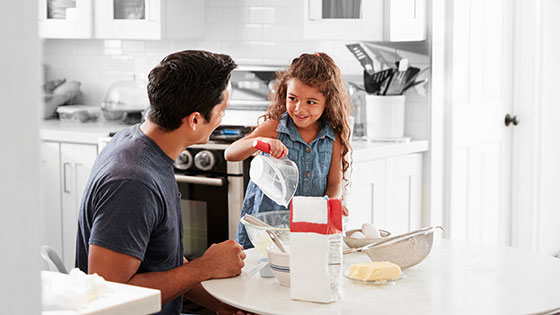 Mann mit Kind in Küche