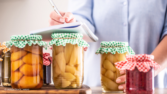 befuellte Glaeser mit eingelegtem Obst 