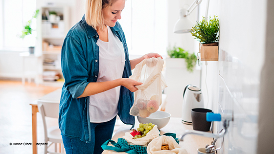 Frau mit Sackerl und Obst
