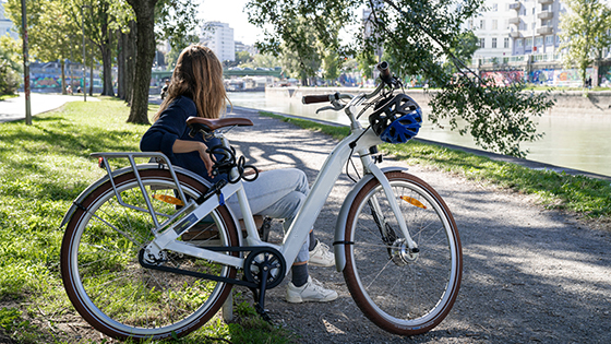 Frau mit Fahrrad am Donaukanal