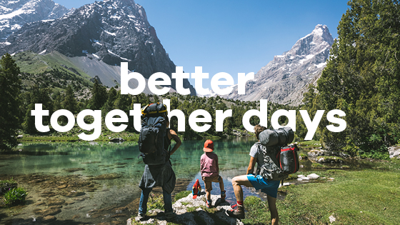 3 Personen die vor einer Bergkulisse stehen