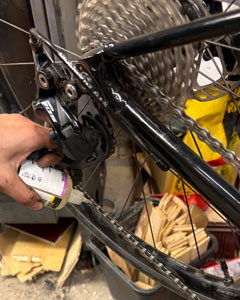 Kette eines Fahrrads wird geschmiert