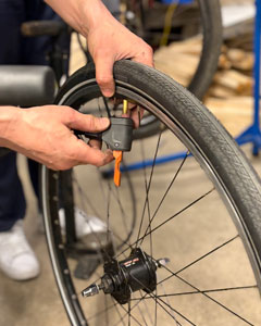 Fahrradreifen wird mittels einer Pumpe mit Manometer mit Luft befüllt