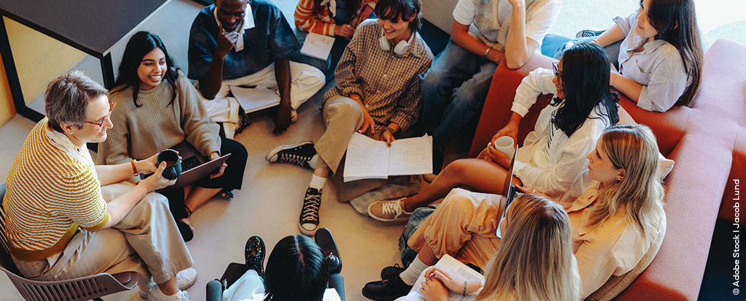 Gruppe von Schüler:innen sitzt im Kreis 