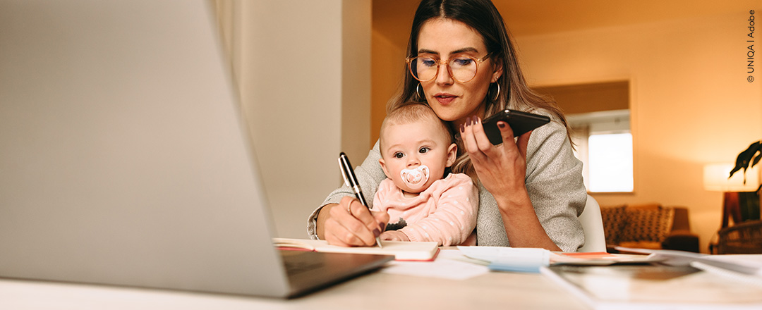 Mutter erledigt Arbeit mit Baby
