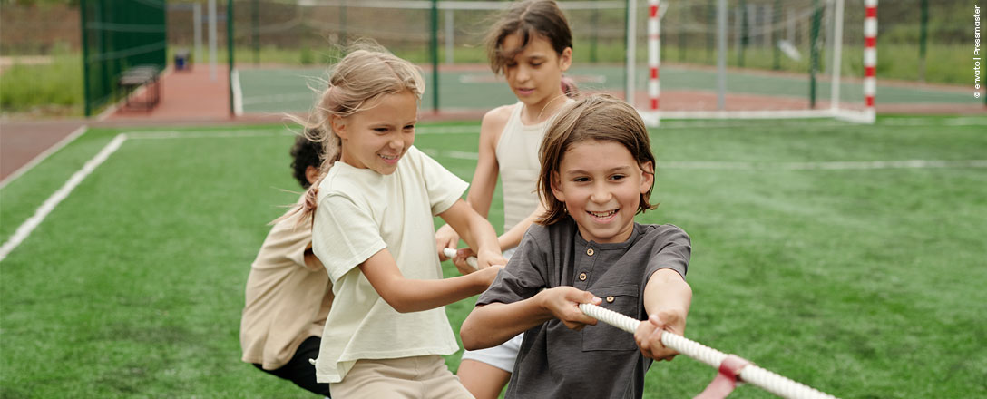 Gruppe von Schulkindern machen gemeinsam Sport