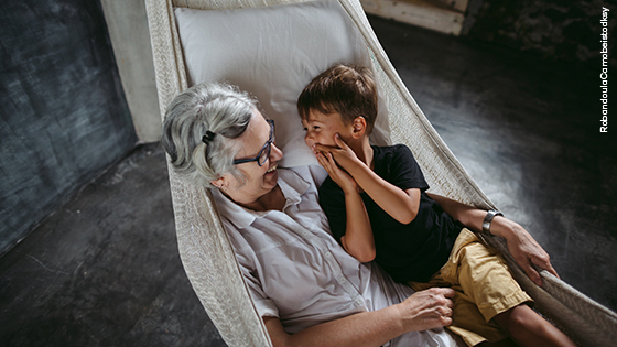Oma liegt mit Kind in der Hängeschaukel