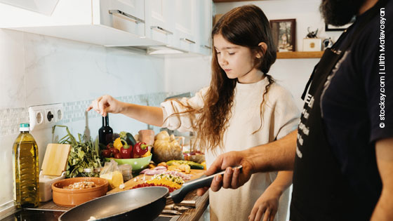 Tochter und Vater kochen gemeinsam