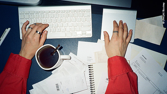 Schreibtisch mit Tastatur und Unterlagen