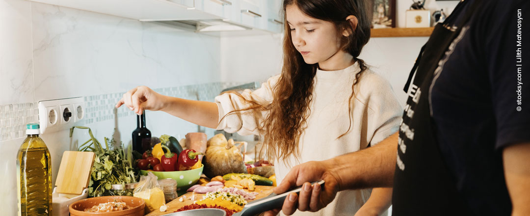 Papa und Tochter kochen gemeinsam