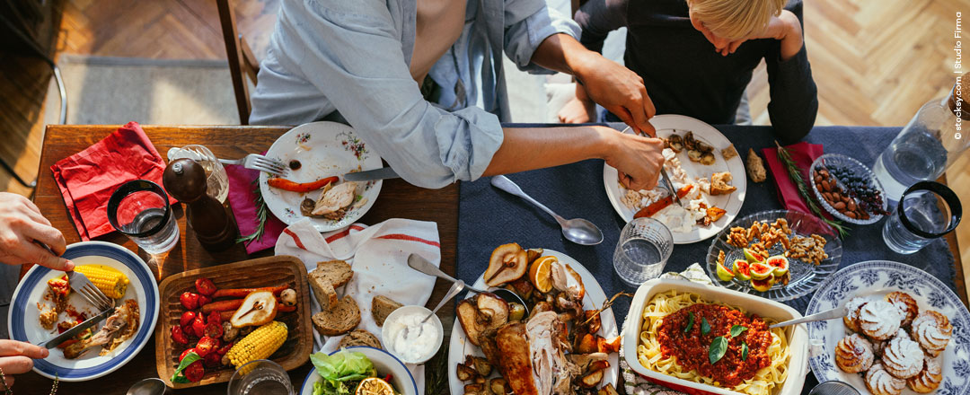 Frau schneidet Gemüse in der Küche