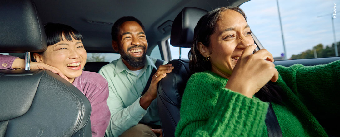 Ein Mann und zwei Frauen sitzen im Auto
