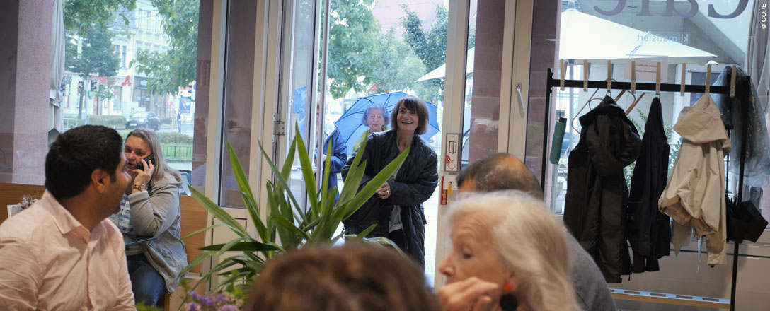 Frau betretet ein Sprachencafé