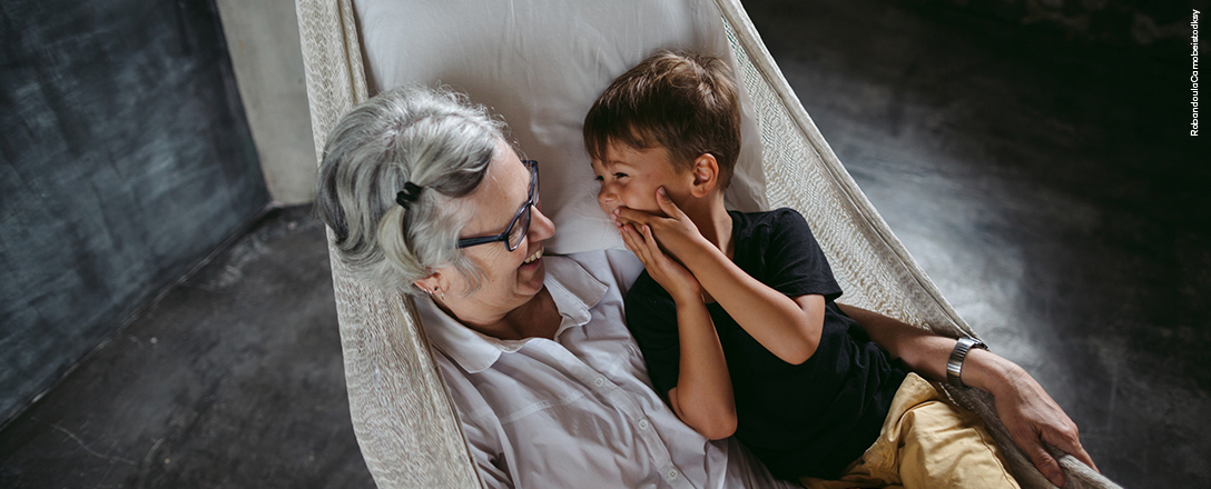 Oma und Kind liegen in einer Hängeschaukel