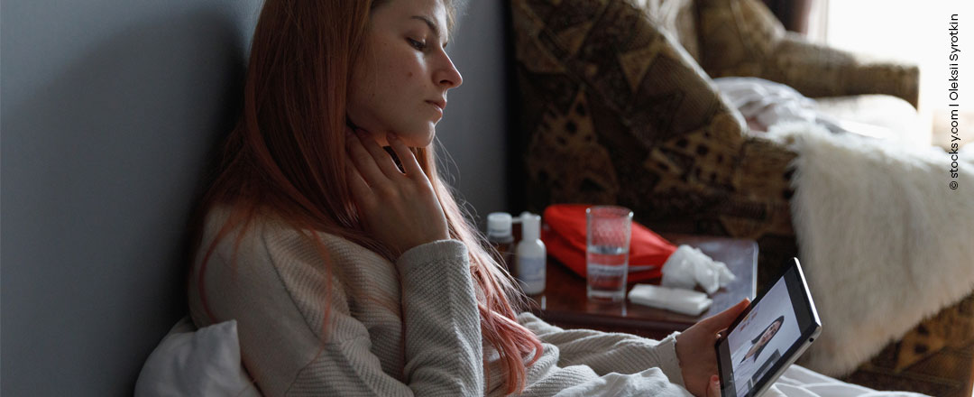 Frau betretet ein Sprachencafé