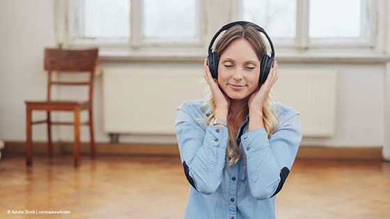 Frau hat Kopfhoerer auf 
