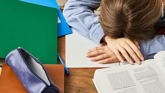 Kopf liegt auf Schreibtisch