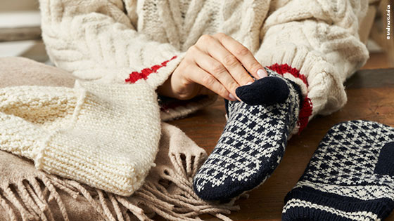 Person streift sich blaue Wollhandschuhe über