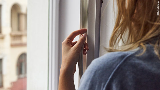 Mann beim Frühjahrsputz