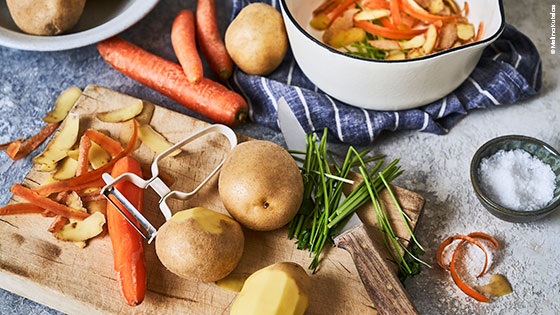 Gemüseschalen und Kräuterstängel