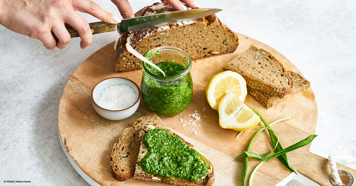Gemüsekorb mit Spargel und Radieschen 