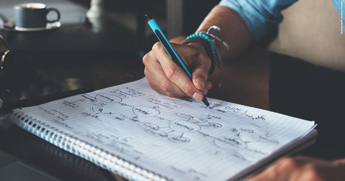 Mann zeichnet Bucket-List