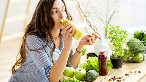 Frau trinkt Gemüsesaft für Detoxkur