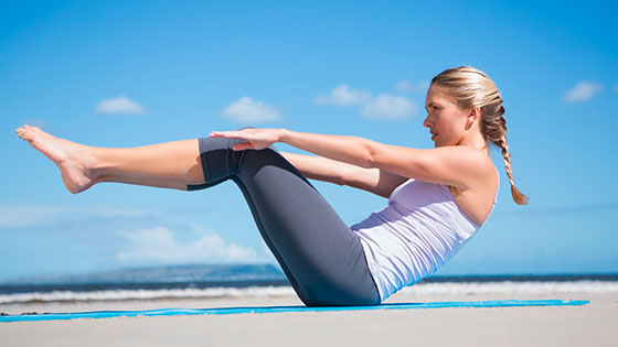 Frau macht Pilates im Freien