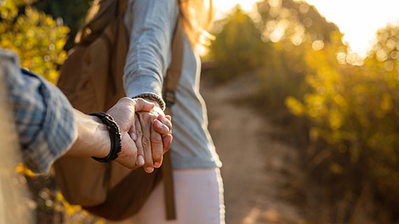 Paar händchenhaltend auf dem Weg aus der Corona-Pandemie
