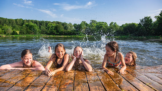 Kinder haben Spaß beim Baden im See