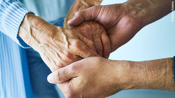 Hände halten einer älteren Person