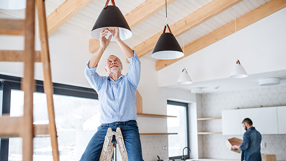 Mann wechselt Glühbirne