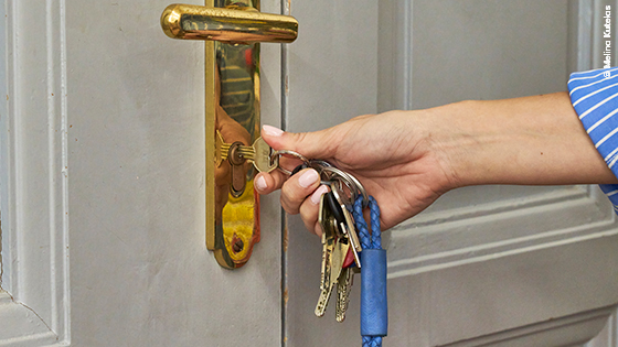 Schlüssel sperrt Türe auf