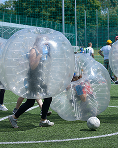 Teamsportler:innen spielen Bubble Soccer
