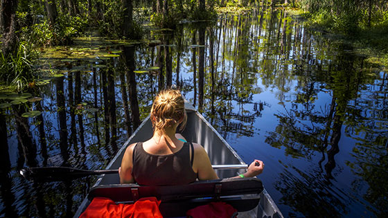 Frau sitzt im Ruderboot