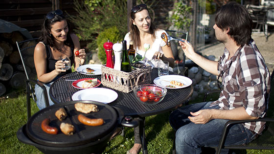 Freunde bei einer Grillparty