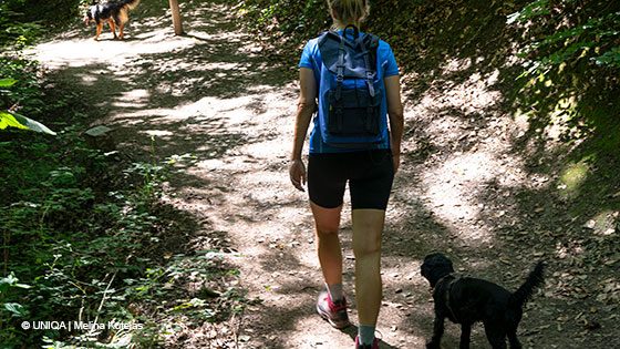 Frau wandert mit Hund 