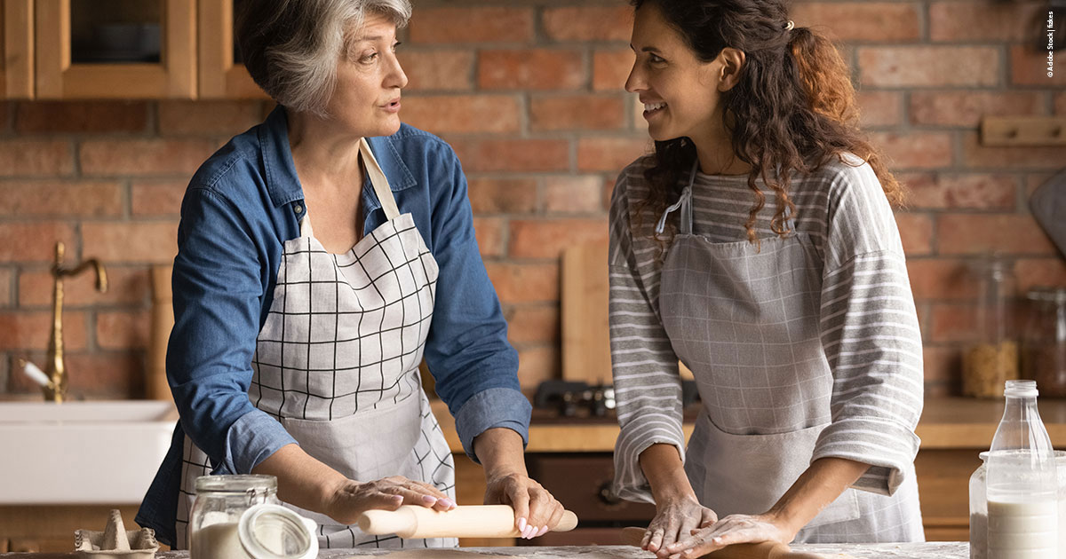 zwei Menschen kochen